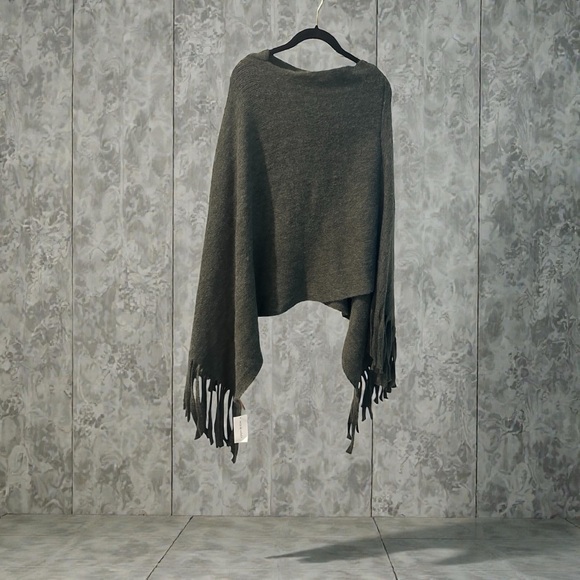 Fringed Olive Poncho New With Tags - Picture 4 of 4
